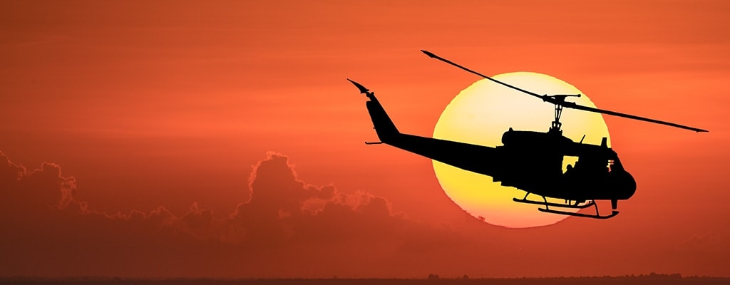 Helicóptero ao pôr do sol
