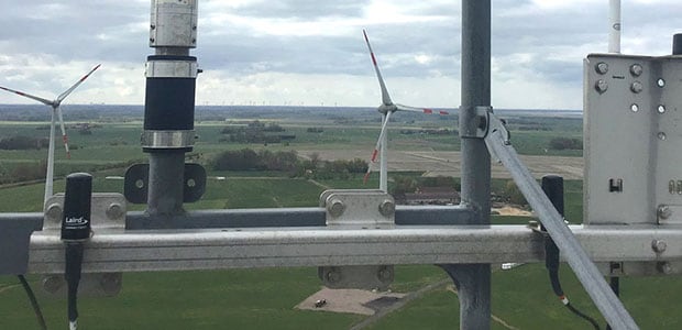 Die 4G/3G Multiband Phantom® LTE-Antennen von TE (TRA6927M3PB-001) und die Mini GNSS Omnidirektionale GPS-Antenne (GPSU15P) auf einer Windkraftanlage.   