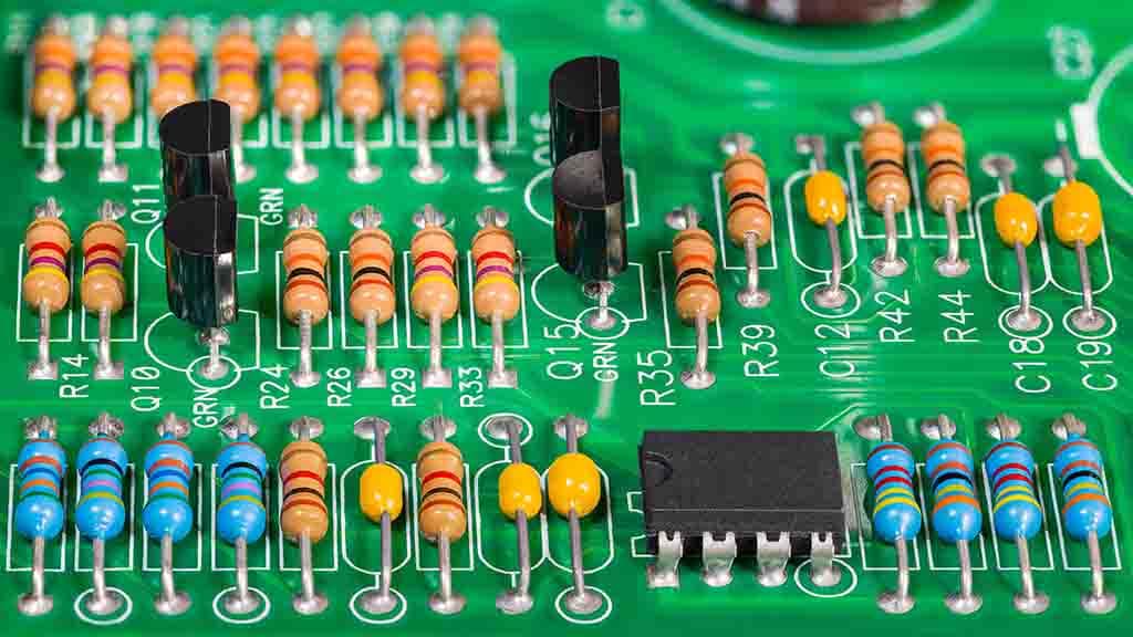 Resistencias en una placa de circuito impreso (PCB).
