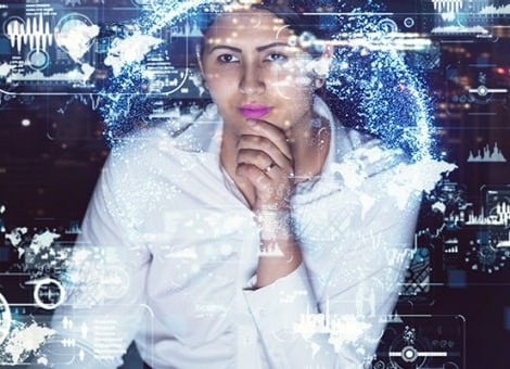 Eine Frau schaut auf einen virtuellen interaktiven Touchscreen-Computer.