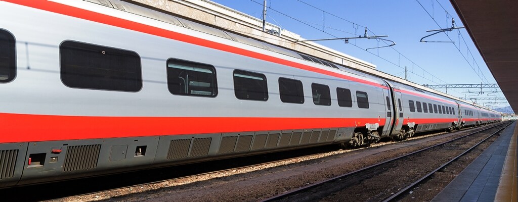 駅に停車した青色の電車