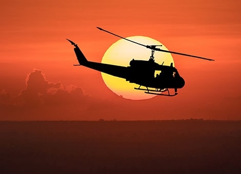 Helicóptero ao pôr do sol