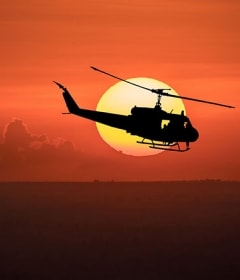 Hélicoptère au coucher du soleil