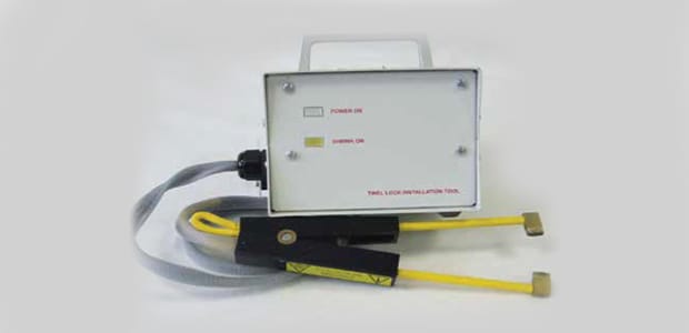 Figura 2: La herramienta de instalación AD‑5000 de TE Connectivity se utiliza para instalar correctamente el anillo Tinel-Lock para conexiones blindadas.