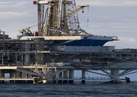 オフショア生産プラットフォームからの海中石油採掘。