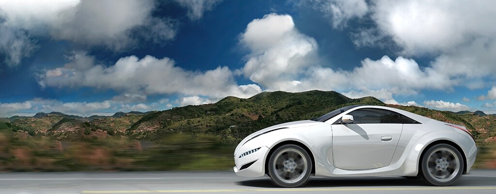 公道を走る白い車