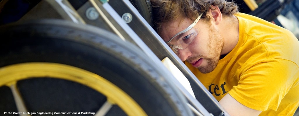 Teammitglied Will Horner passt an einem zum Testen zahlreicher mechanischer Komponenten des Novum verwendeten Trägerchassis die Spureinstellung an.