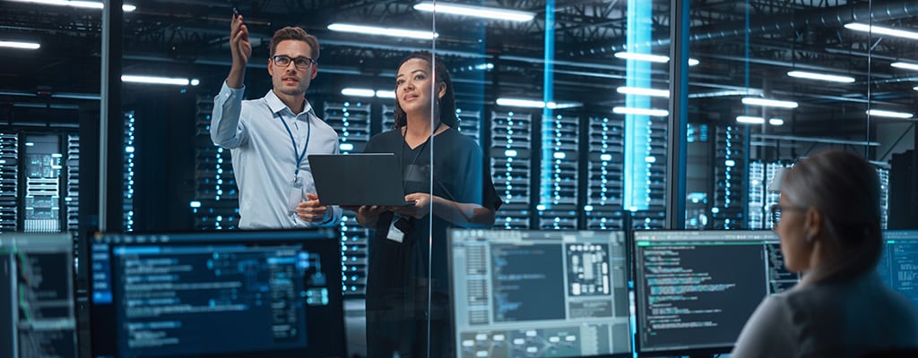 Ein Team von Ingenieurinnen und Ingenieuren in einem Hyperscale-Rechenzentrum