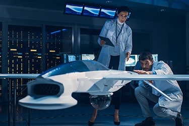 Luft- und Raumfahrtingenieure untersuchen ein Modell für ein Flugzeugdesign.