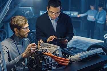 Autoingenieure arbeiten an einem EV-Batteriesystem im Labor