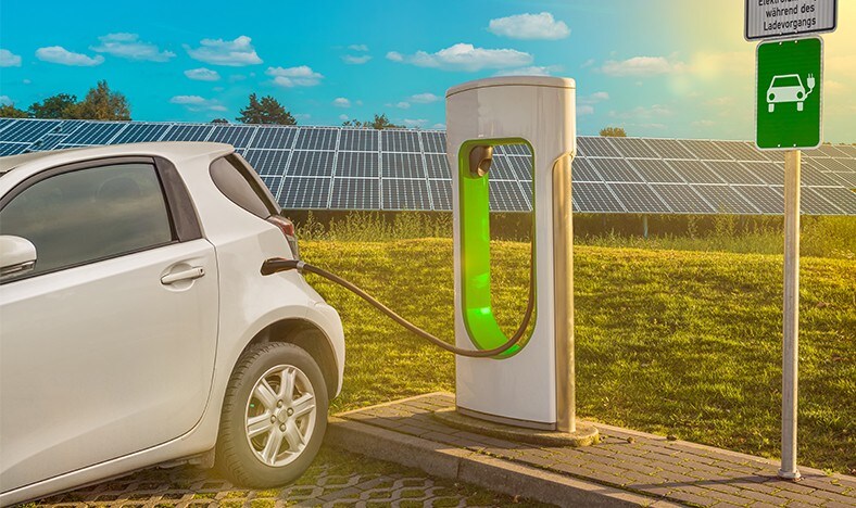 E-Auto lädt an einer E-Ladestation in Deutschland