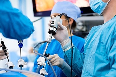 Cirurgiões operando dispositivos médicos de alta tecnologia com componentes de conectividade