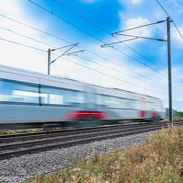 田舎を走る電化鉄道