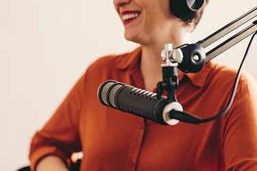 Ingenieure besprechen bei einem Podcast Technologien für die Zukunft