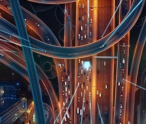 Vernetzte Fahrzeuge auf einer städtischen Autobahn