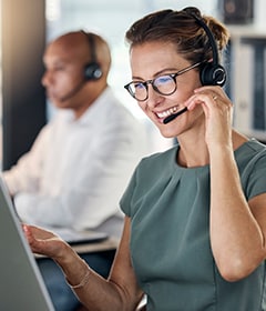 Une femme parle à un client lors d'un appel professionnel.
