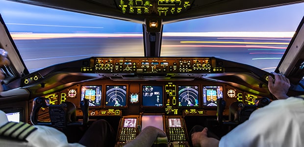Ansicht eines mit modernen Flugzeugsystemen ausgestatteten Cockpits.
