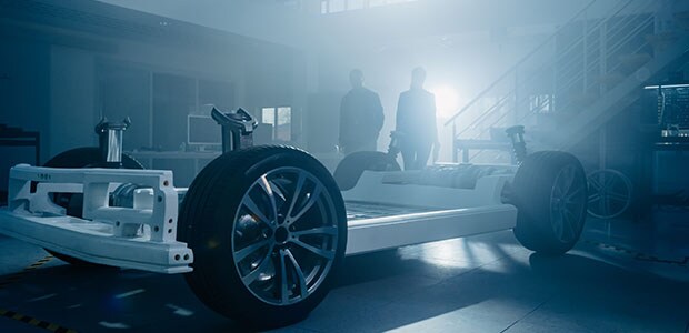 Automobilingenieure untersuchen die Energieinfrastruktur in einem Elektrofahrzeug. 