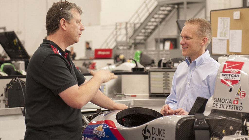 Bill Bates, Dateningenieur bei Andretti Autosport, spricht mit Paul Webb von TE Connectivity