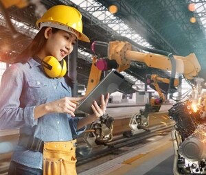 Ingenieurin programmiert Fabrikroboter für die industrielle Fertigung.