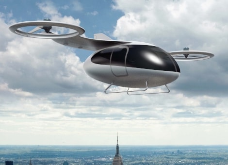 Un eVTOL vuela a través de un centro urbano. 
