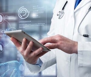 Médico analisa as informações de um paciente em um tablet.