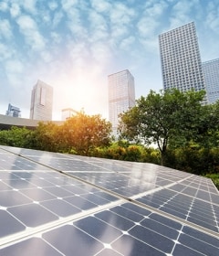 Solaranlage in der Sonne in einer Stadt