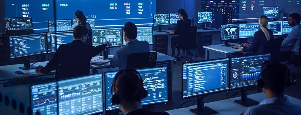 IT-Ingenieure betreiben im Kontrollraum eines Rechenzentrums generative KI-Systeme.