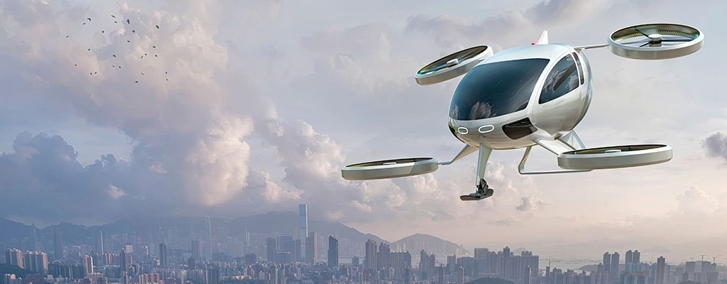 Elektrischer Senkrechtstarter (eVTOL, Electric Vertical Takeoff and Landing Aircraft) bereitet sich auf den Start vor.