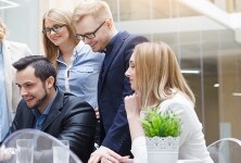 Team von Ingenieur:innen und Führungskräften in einem Meeting