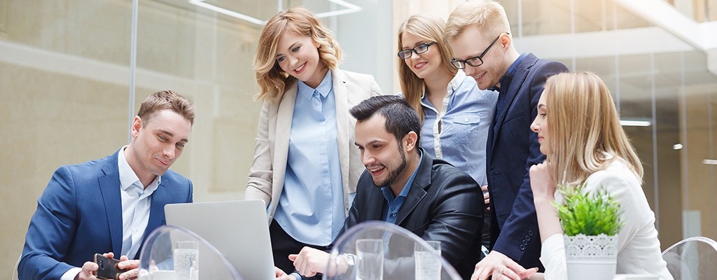 Team von Ingenieuren und Führungskräften unterhalten sich über die KI-Integration im Unternehmen