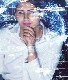 Una mujer viendo datos en una pantalla de holograma.