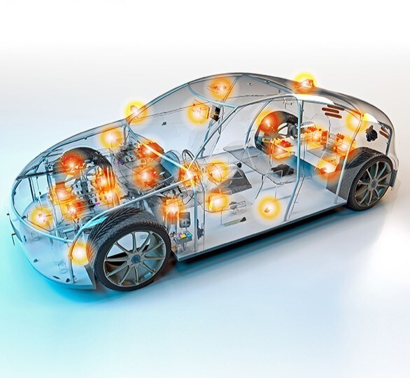 車載電子システムを示す透過車両イメージ