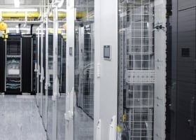 Interior de um data center.