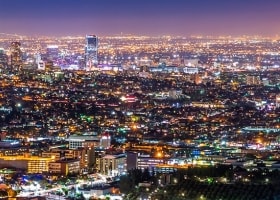 Beleuchtete Stadt bei Nacht