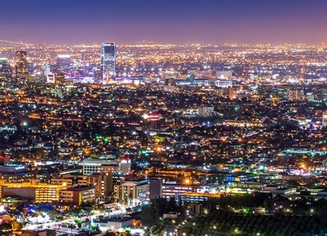 Ville illuminée la nuit