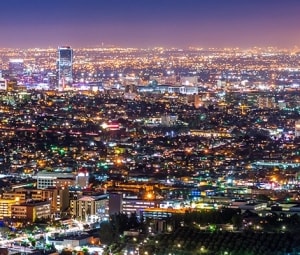 Ville illuminée la nuit
