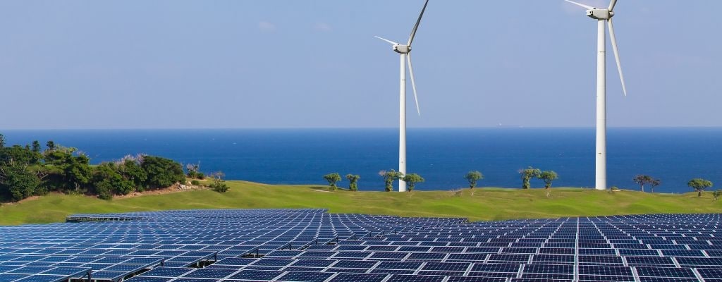 Ein Team von Ingenieuren bespricht Pläne für ein neues Energiesammelsystem für Solarparks.