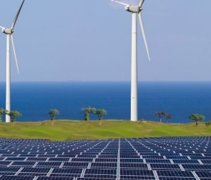 Ein Team von Ingenieuren bespricht Pläne für ein neues Energiesammelsystem für Solarparks.