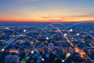 Ville intelligente alimentée par un réseau intelligent sur une photo aérienne.