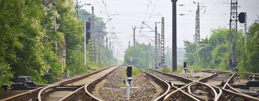 木々の立ち並ぶ鉄道路線