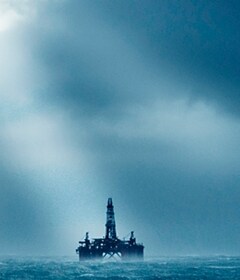 Plataforma en alta mar en la niebla