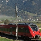 linha de trem na montanha