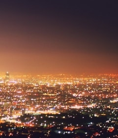 Beleuchtete Stadt bei Nacht