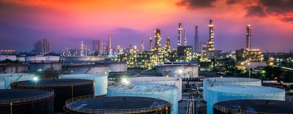 夜の製油所