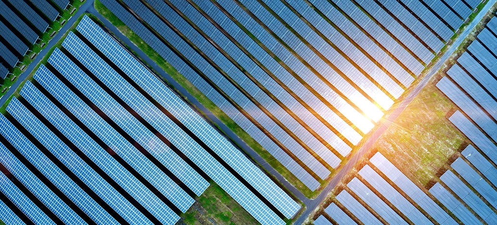 Ingeniero trabaja en tecnología de energía renovable en un parque eólico.