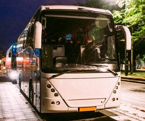 Bus in dunkler, regnerischer Nacht
