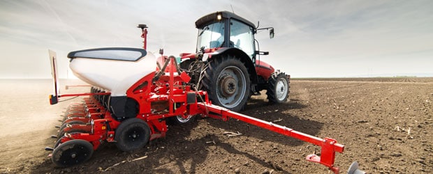 tracteur en train de labourer