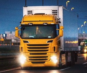 LKW in der Dämmerung