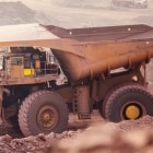 Bergbau-LKW in staubiger Umgebung